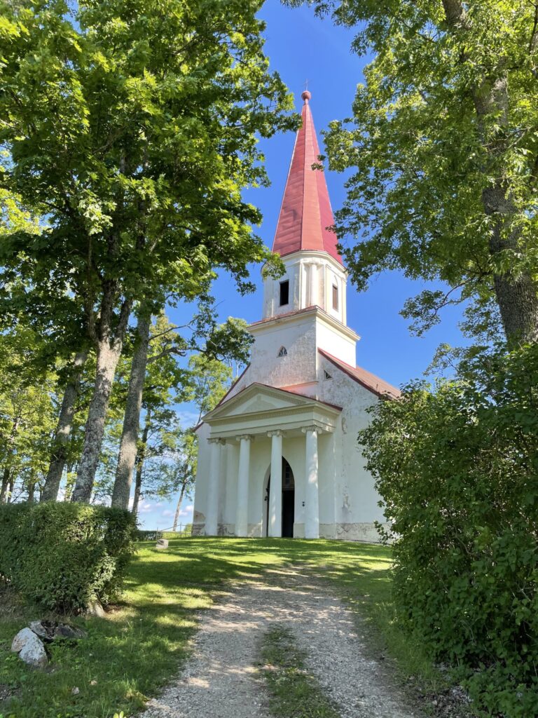 Mīļā Tirzas luterāņu baznīca. Senākais līdz mūsdienām saglabājies dievnams visā Gulbenes novadā. Valsts nozīmes arhitektūras piemineklis. Baznīca celta 1823.gadā. Svētkos tā bija atvērta gan dievkalpojuma laikā, gan pēc tam individuāliem apmeklējumiem. 
Autors: Foto: Diāna Odumiņa