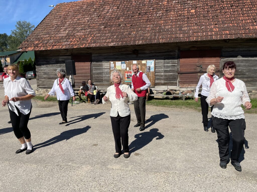 Apņēmīgie Tirzas seniori sestdien paspēja ne tikai uzdejot, bet arī uzspēlēt teātri un andelēties mājražotāju tirdziņā. Svētku sajūtu sev un citiem radīja viņi paši.
Autors: Foto: Diāna Odumiņa