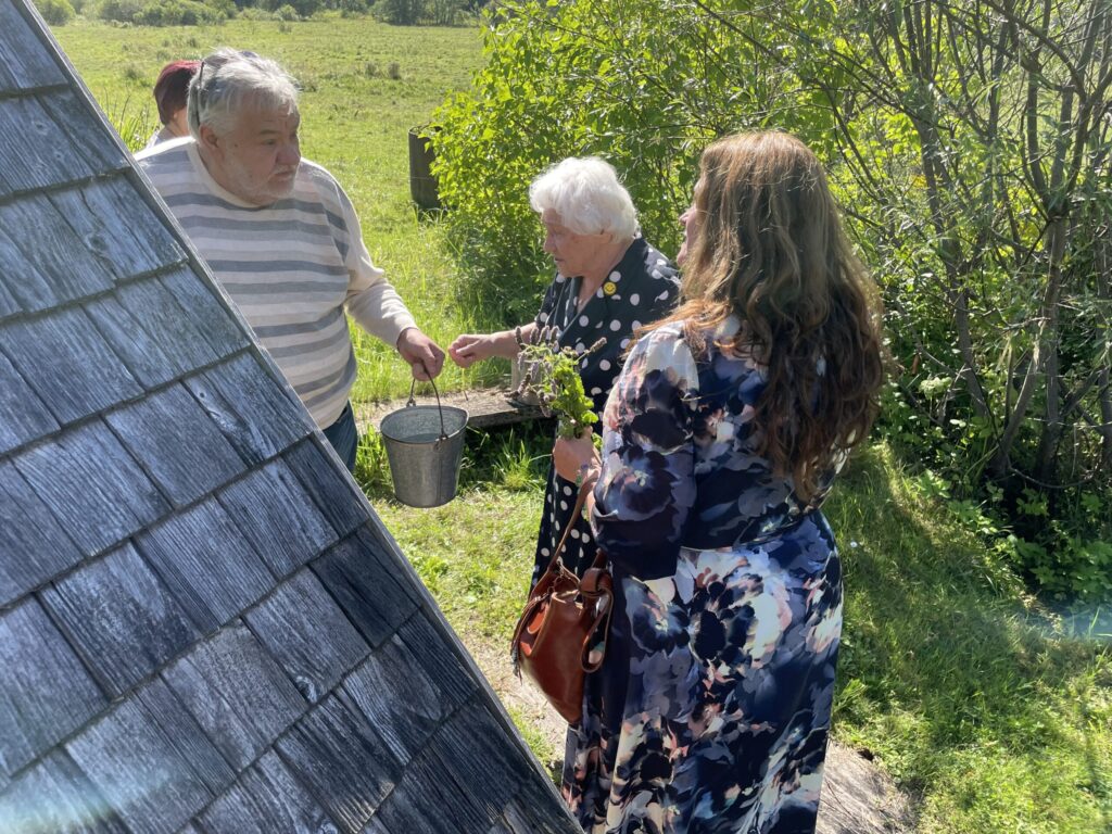 Acu gaišumam. No Tirzas svētavota ūdeni spainī jau iesmēlis ar šo pusi saistītais rīdzinieks Andrievs Niedra. Viņš aicina seju avota ūdenī noslacīt arī Tirzā dzimušajai un te uzaugušajai Zentai Lūsei, kuras mājas jau daudzus gadus tagad ir Rīgā. 
Autors: Foto: Diāna Odumiņa