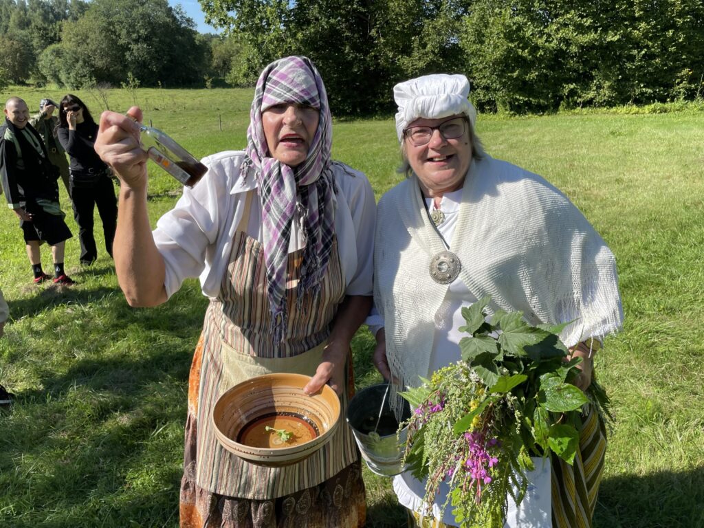 Bebene (Ligita Zvirbule) un Pindacīša (Ligita Dzene) pie Tirzas svētavota ar jautrām un sirsnīgām izdarībām iepriecināja arī mākslinieku Kristianu Brekti (fonā), kurš uz svētkiem bija ieradies kopā ar vecākiem un draugiem.
Autors: Foto: Diāna Odumiņa