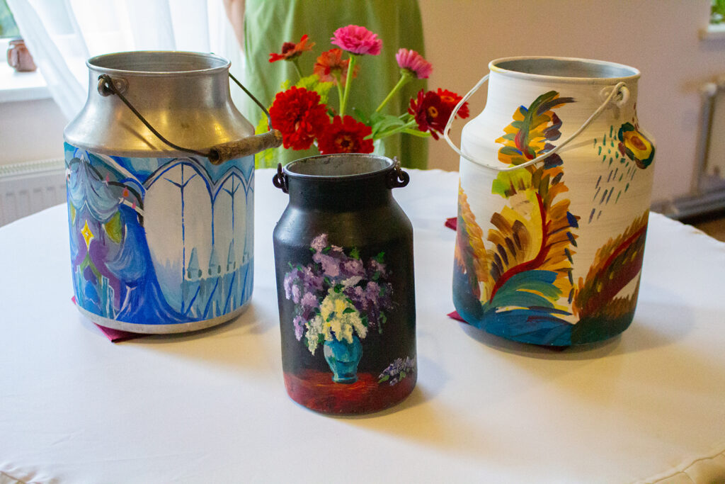 PRIEKŠMETI, kuri ieguvuši otru dzīvi: apgleznotas kanniņas, mākslinieka Ludolfa Liberta portrets uz veca loga rāmja un ceriņu krēsls.
Autors: FOTO: NO TIRZAS KULTŪRAS NAMA ARHĪVA