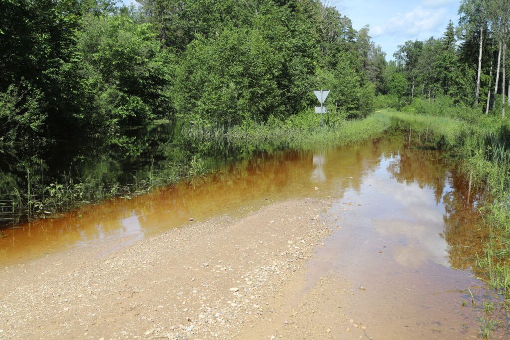 Vecais Mezīšu ceļš Stradu pagastā vēl ir krietni zem ūdens, tomēr tas tek jau atpakaļ upes virzienā. 
Autors: Gatis Bogdanovs
