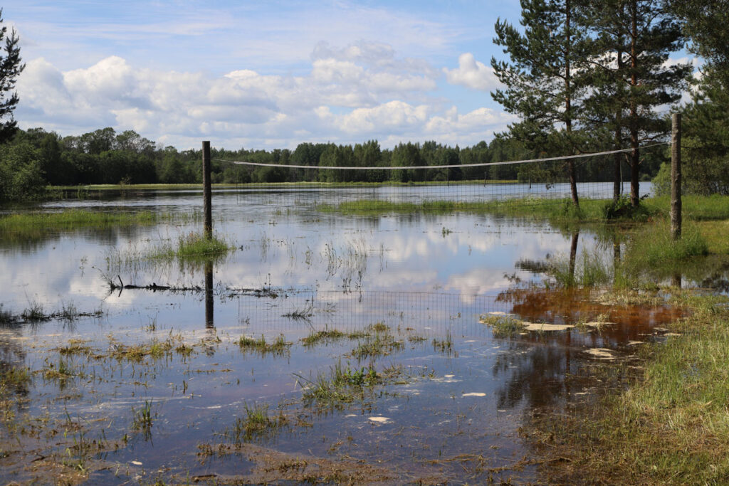 Stradu pagasta “Jaunvanagu” mājā esošajā volejbola laukumā šobrīd var mēģināt spēlēt ūdenspolo.
Autors: Gatis Bogdanovs