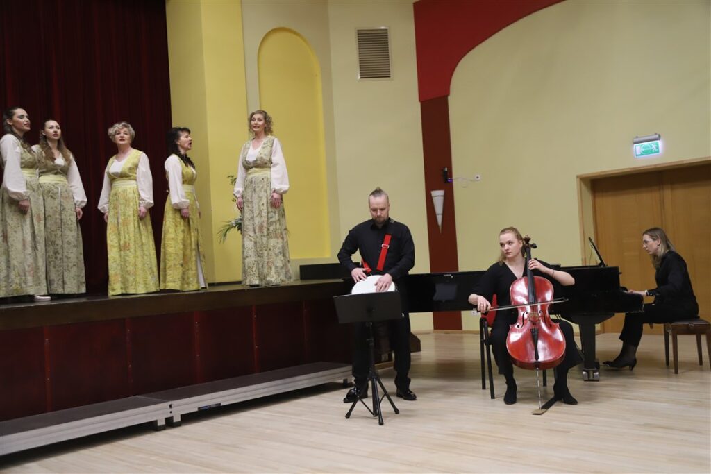 Stradu pagasta sieviešu vokālais ansamblis “Pieskāriens”