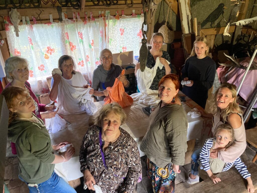 MĀKSLAS plenēra dalībnieces batikošanas darbnīcā pie Jutas Treijas.
Autors: FOTO: NO TIRZAS KULTŪRAS NAMA ARHĪVA