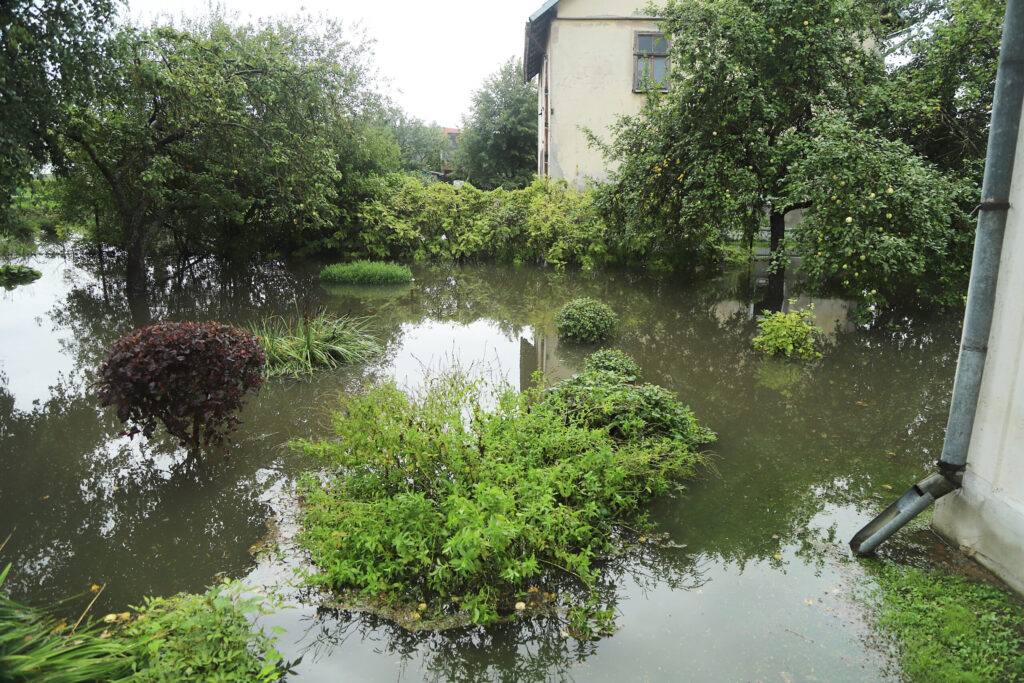 LĪKĀS un Ābeļu ielas krustojumā ierastā aina – vairāku tuvējo māju pagalmi atkal ir applūduši.

Autors: FOTO: GATIS BOGDANOVS