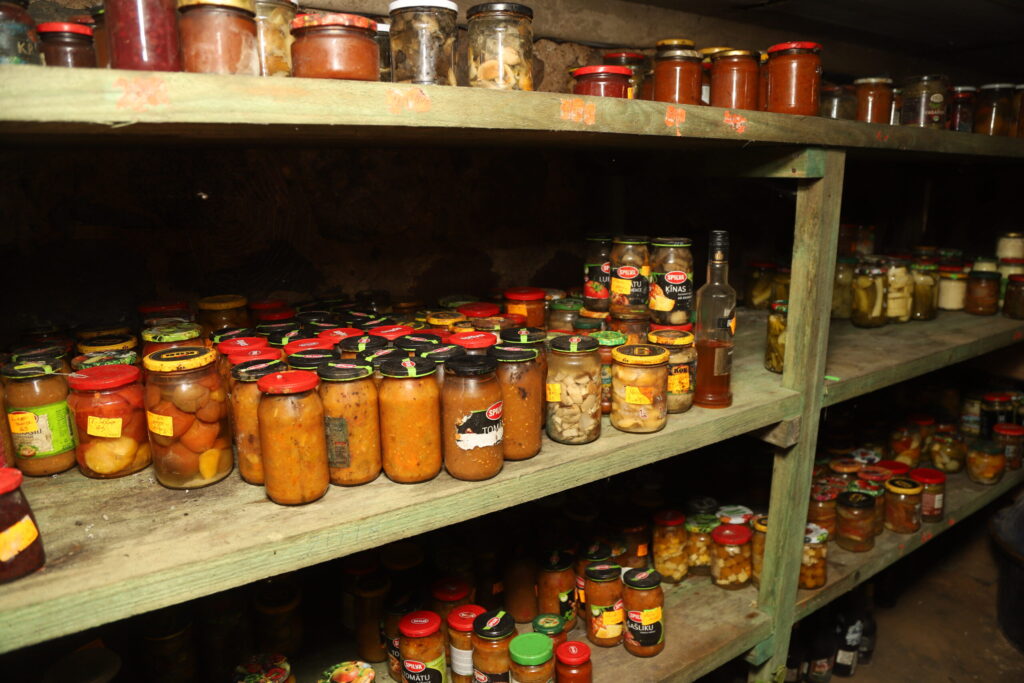 PAGRABS ir pašu celts un pilns ar dažādiem salātiem, asortiem, marinētām baravikām, gurķiem, tomātiem. “Gatavojam kopā ar meitu. Visiecienītākie ģimenē ir asorti,” stāsta Aina.
Autors: Foto: Gatis Bogdanovs