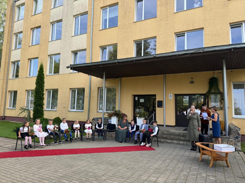 SARKANAIS paklājs mazajām Rankas pamatskolas zvaigznītēm, sākot skolas gaitas. Par svinīgu, siltu un rosinošu vidi pirmajā skolas dienā rūpējās pedagogi. 
Autors: FOTO: RANKAS PAMATSKOLA