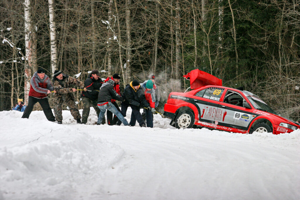 NEKAS NAV MAINĪJIES. Arī šobrīd tāpat kā 2010. gadā līdzjutēji cenšas palīdzēt tiem, kuriem sniegs ir izrādījies pārāk dziļš.
Autors: Foto: no "Dzirksteles" arhīva