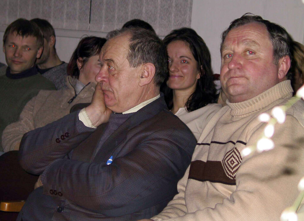 VISVECĀKĀ BILDE, kas saglabājusies laikraksta “Dzirkstele” digitalizētajā arhīvā par ralliju “Sarma”, ir uzņemta 2003. gadā, tajā redzams Vilhelms Sniedzāns (no kreisās) kopā ar toreizējo Gulbenes pilsētas domes priekšsēdētāju Nikolaju Stepanovs. Gar N.Stepanova lauku mājām tradicionāli gāja ātrumposms “Zaķakājas”.
Autors: Foto: no "Dzirksteles" arhīva