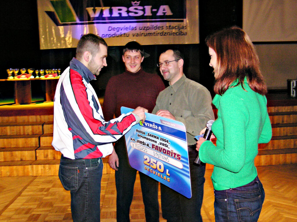2004. GADĀ savējos atbalstīja, kā mācēja. Iecelti ātrumposma “Virši” favorītu godā, pie 250 litriem degvielas tika Didzis Putniņš un Viesturs Tilgass (no kreisās).
Autors: Foto: no "Dzirksteles" arhīva