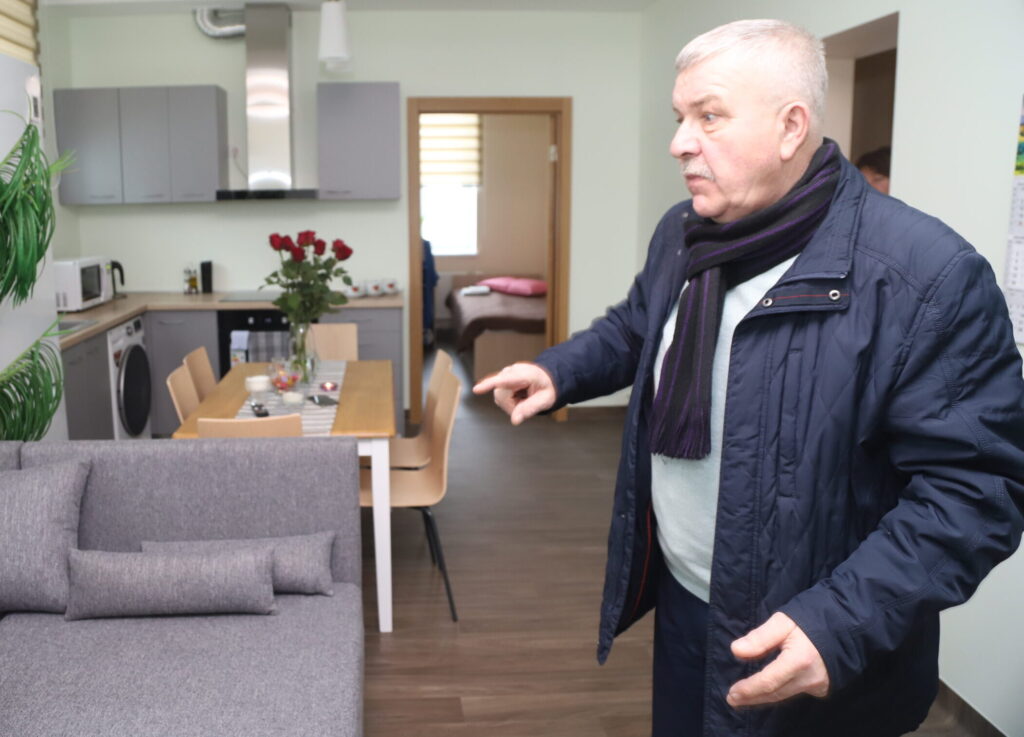 Gulbenes novada sociālā dienesta vadītājs Jānis Antaņevičs stāsta, ka jau februārī iemītnieku skaits “Saulē” būs vēl lielāks. “Prieks, ka pašvaldība, valsts pievērsusi vērību tam, ka bērni, kuri izņemti no ģimenes, var dzīvot ģimeniski pietuvinātā vidē un redzēt, kāda ir dzīve 21.gadsimtā,” saka J.Antaņevičs.   
Autors:  Foto: Gatis Bogdanovs