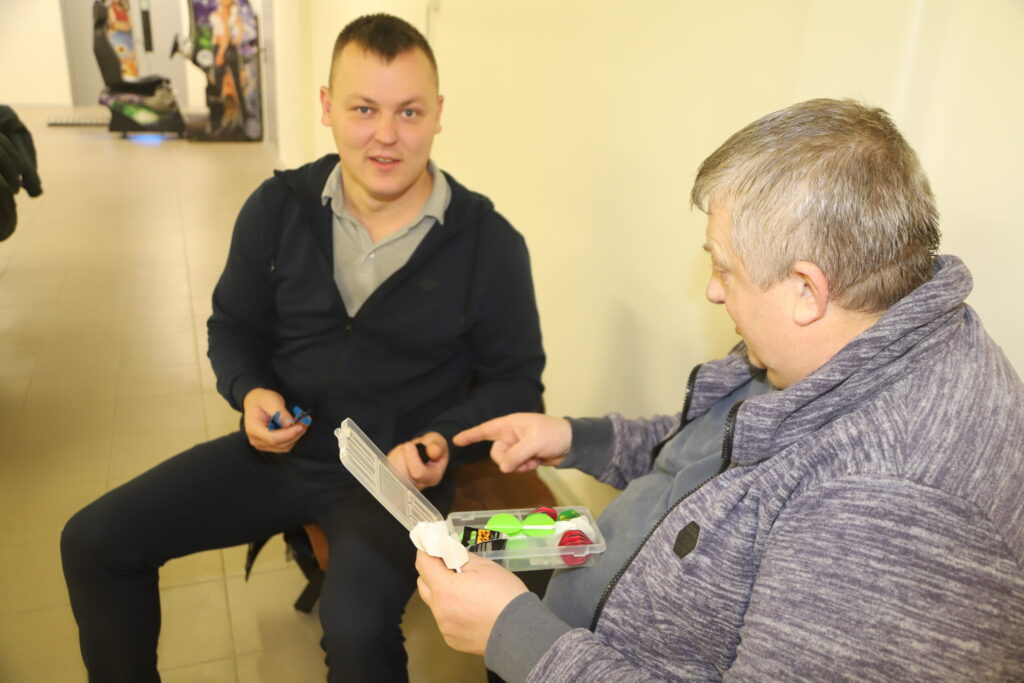 Dāvis Žuks (no kreisās) un Juris Aleksāns ir atraduši kopīgu valodu, un vecmeistaram ir, ko parādīt un ieteikt. 
Autors: Foto: Gatis Bogdanovs