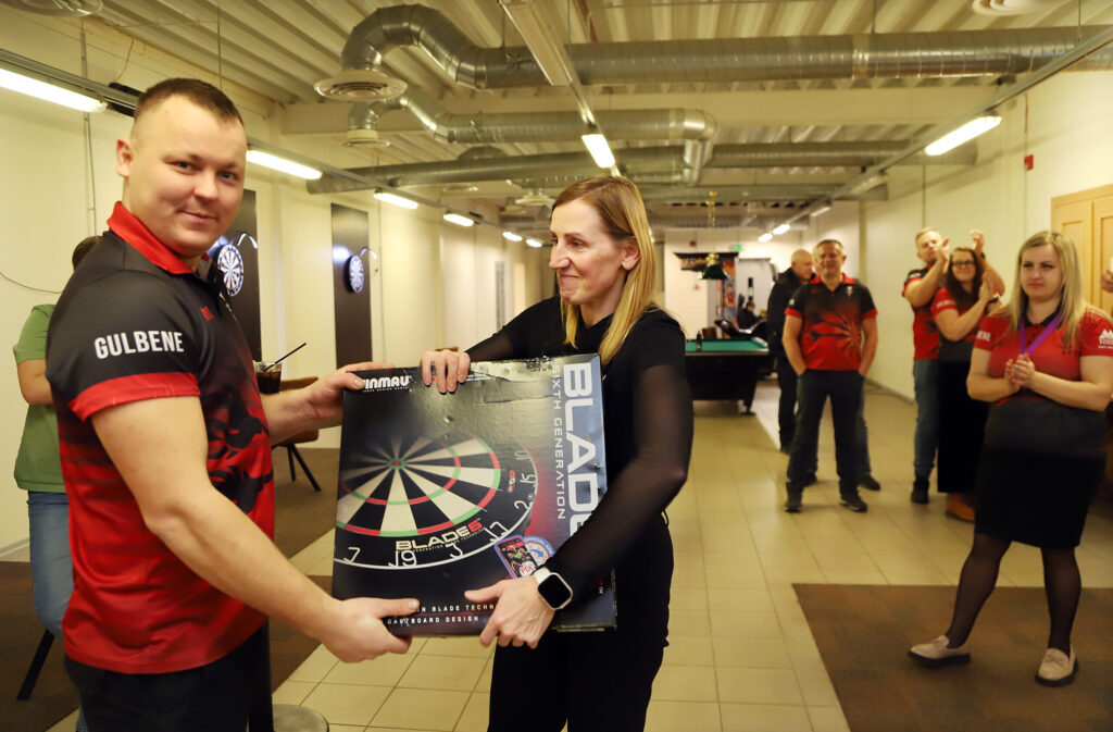 ŠAUTRIŅU metēju kluba “Gulbene dārts” valdes priekšsēdētājs Dāvis Žuks saņem dāvanu no Sporta pārvaldes, ko pasniedz tās pārstāve Dace Anča.
Autors: Foto: Gatis Bogdanovs