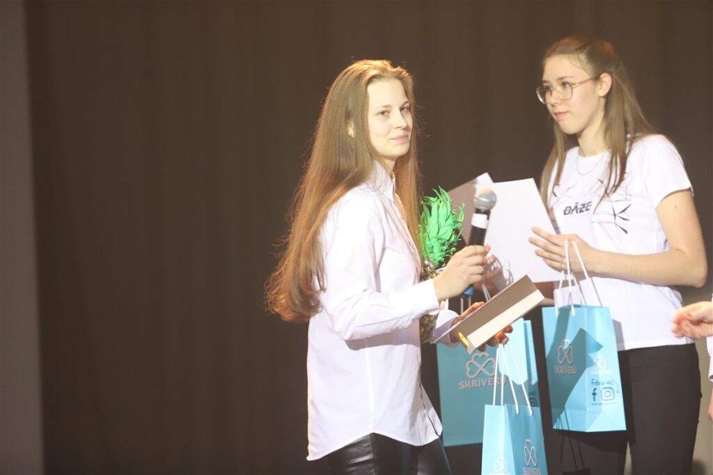 Ļoti izpalīdzīga, aktīva un sabiedriska - tāda ir rancēniete Alise Apsīte (no kreisās), kura ieguva balvu “Paraugs jauniešiem 2022”.  
Autors: Foto: Gatis Bogdanovs