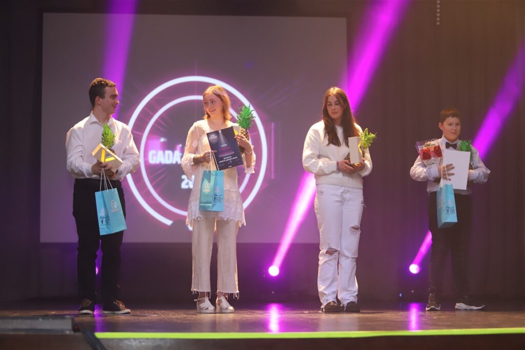 Nominācijā “Jaunietis jauniešu centrā” balvas pasniegtas jauniešiem (no kreisās): Rolandam Cīrulim, Lindai Ļaperei, Arīnai Loginai un Eduardam Jānim Ješkinam. Šie jaunieši pagājušajā gadā aktīvi darbojās jauniešu centrā un sniedza savu ieguldījumu tā darbībā, izrādīja iniciatīvu aktivitāšu organizēšanā.
Autors: Foto: Gatis Bogdanovs