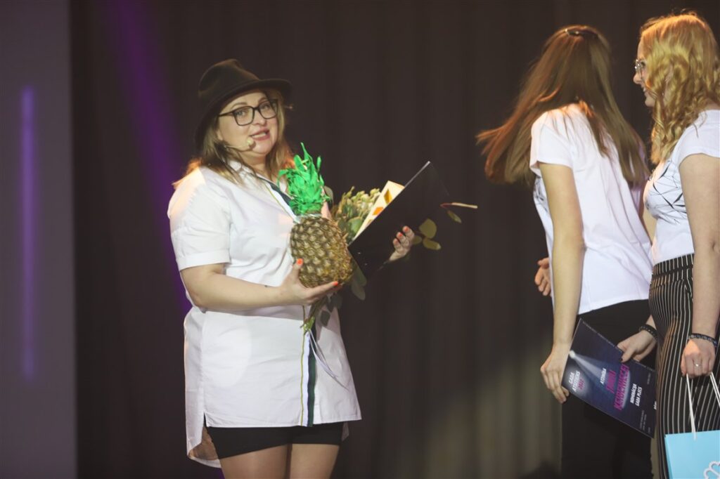 Tā kā “Gada atsitienam” jau 18 gadi, tad bija noorganizēta viktorīna skatītājiem, kur atjautīgākie tika arī pie dāvanām. Viktorīnu vadīja Jana Keibeniece (no kreisās), kura pati ieguva balvu “Gada plecs 2022”.  
Autors: Foto: Gatis Bogdanovs