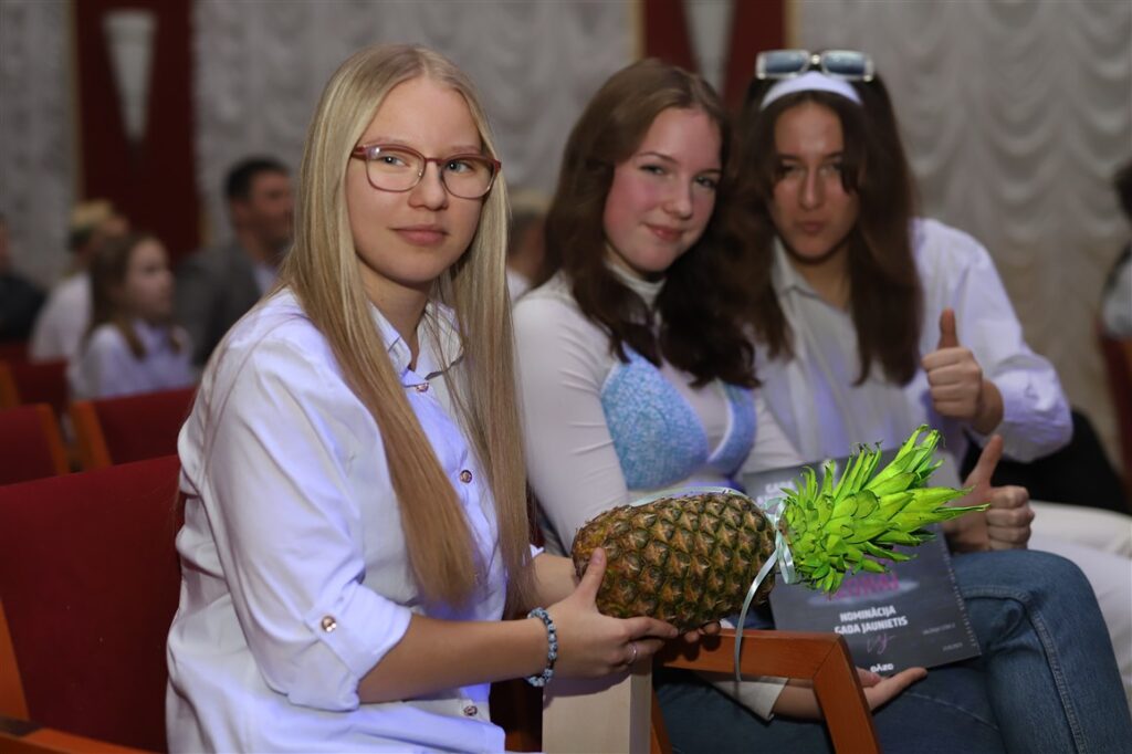 “Gada atsitiens" ir jauniešu balvu pasniegšanas ceremonija, kas tradicionāli tiek organizēta katru gadu janvārī. Parasti jaunieši ar satraukumu gaida, kurš būs “Gada jaunietis”. Šoreiz šo balvu saņēma Gulbenes novada vidusskolas 11.klases skolniece Sendija Leona, kura līdz pat rezultātu paziņošanai svinīgajā pasākumā neticējusi, ka tā būs viņa. Viņas draudzenes Samanta Savicka un Emīlija Mia Kundrate atzīst, ka Sendija šo nomināciju ir patiešām pelnījusi. 
Autors: Foto: Gatis Bogdanovs