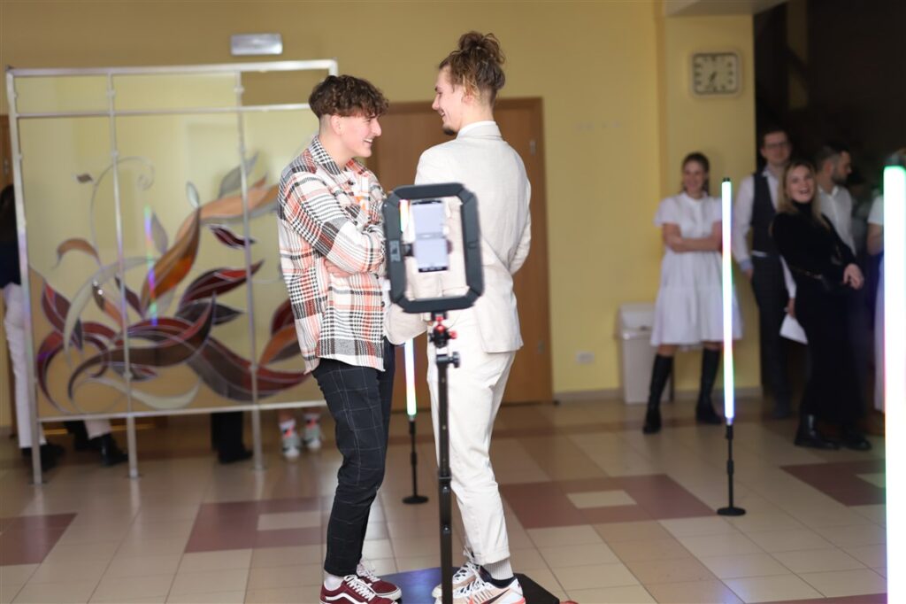 Pēc pasākuma ļoti daudzi vēlējās izmēģināt jaunās tehnoloģiju iespējas - 360 ° “video spineris”, kas ir reibinošs baudījums un ļauj dokumentēt savas atmiņas.
Autors: Foto: Gatis Bogdanovs