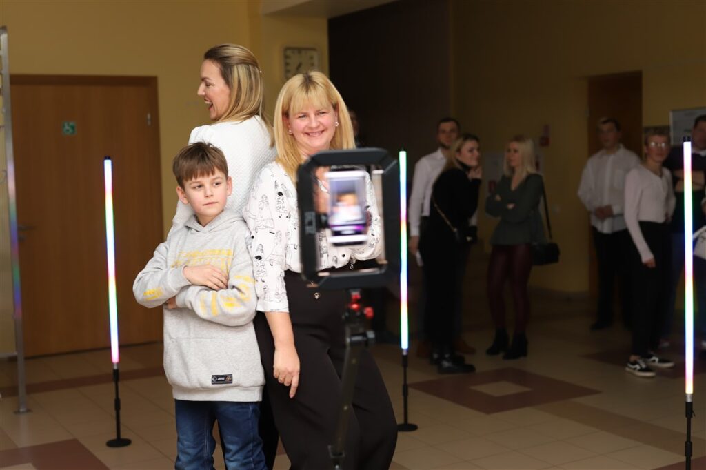 Pēc pasākuma ļoti daudzi vēlējās izmēģināt jaunās tehnoloģiju iespējas - 360 ° “video spineris”, kas ir reibinošs baudījums un ļauj dokumentēt savas atmiņas.
Autors: Foto: Gatis Bogdanovs