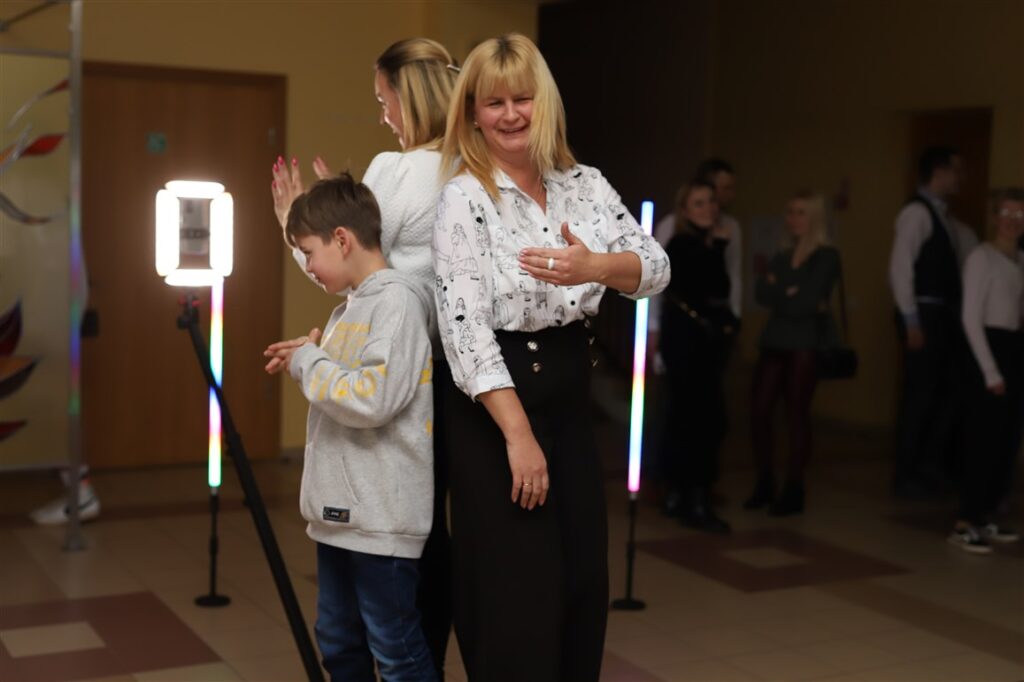 Pēc pasākuma ļoti daudzi vēlējās izmēģināt jaunās tehnoloģiju iespējas - 360° “video spineris”, kas ir reibinošs baudījums un ļauj dokumentēt savas atmiņas.
Autors: Foto: Gatis Bogdanovs