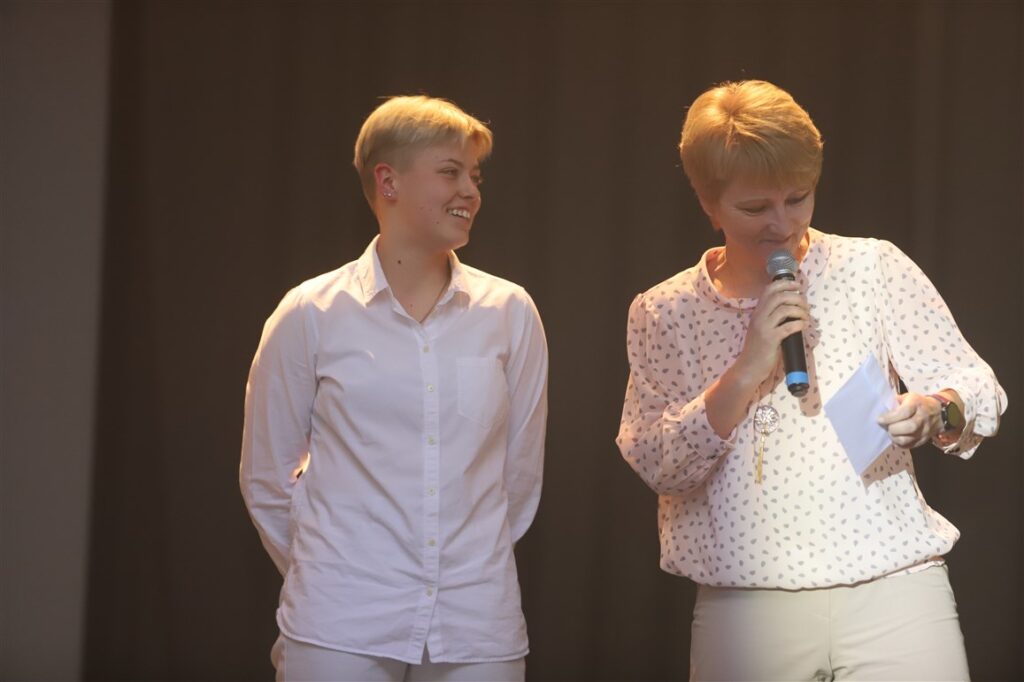 Titula “Gada sporta pedagogs 2022” ieguvēja Sarmīte Gobiņa ar prieku pasniedza balvu “Gada jaunietis sportā 2022” Andai Katanei.
Autors: Foto: Gatis Bogdanovs