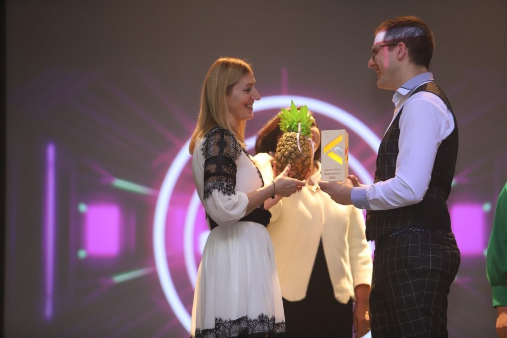 Par “Gada izaicinājumu” jaunieši atzina sporta centra stadiona rekonstrukciju. Balvu Sporta pārvaldes pārstāvei Dacei Ančai balvu pasniedza gulbenietis Renārs Biezais. 
Autors: Foto: Gatis Bogdanovs