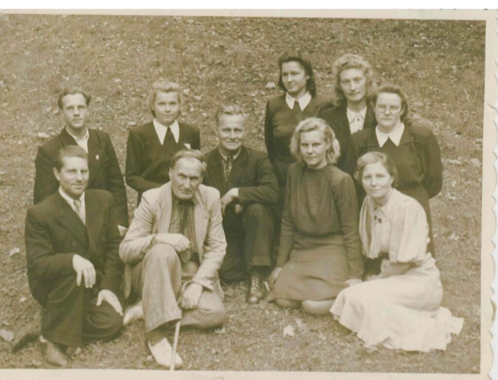 KALNCEMPJU septiņgadīgās skolas (Kalniena, Stāmerienas pagasts) skolotāju kolektīvs. 1940.gads.
Autors: Foto: no Gulbenes novada bibliotēkas kopkataloga