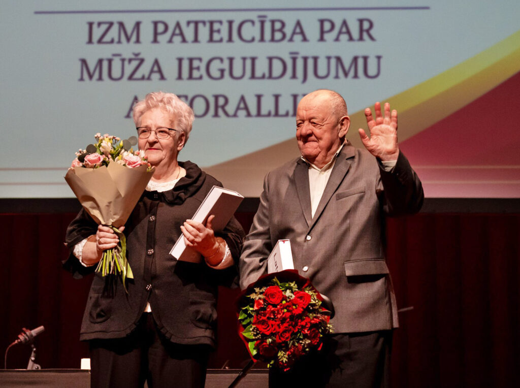 PATEICĪBU par mūža ieguldījumu autorallijā saņēma ilggadējā LAF Rallija komisijas vadītāja Irēna Krastiņa un rallija “Sarma” direktors gulbenietis Vilhelms Sniedzāns.
Autors: Foto: Raimonds Volonts