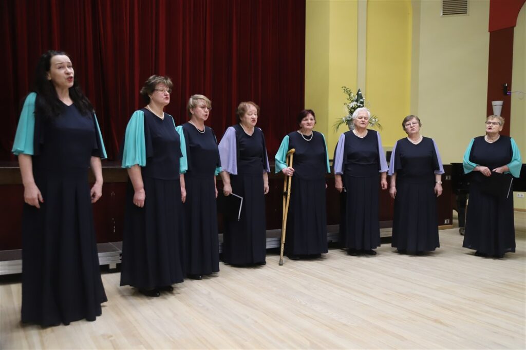 Staru kultūras nama senioru sieviešu vokālais ansamblis “Seniora” (Sonora)