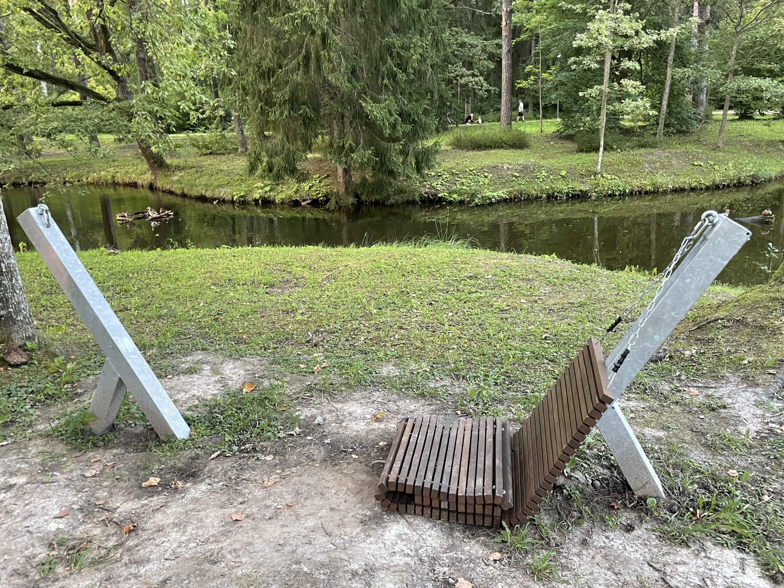 Spārītes parkā Gulbenē diviem zviļņiem pārtrūcis saķēdējums, zviļņi jau ...