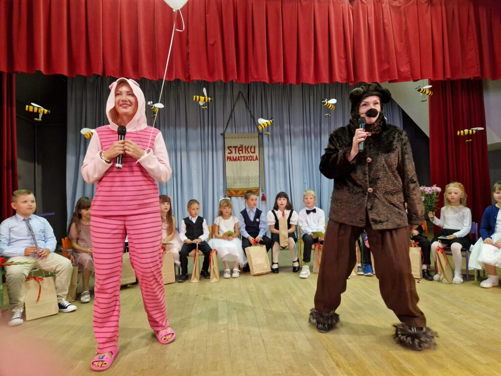 PASAKU varoņi Sivēns un Pūks palīdzēja Stāķu pamatskolas skolēniem smelties prieka sajūtu jaunajam mācību gadam. 
Autors: FOTO: STĀĶU PAMATSKOLA