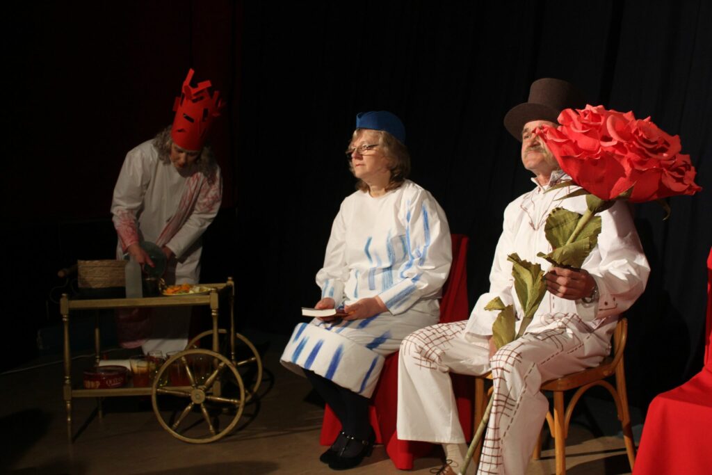 Hermaņa Paukša "Skatītāji" Stāmerienas tautas nama amatierteātra "Spēle" iestudējumā (režisore Ilvita Kļaviņa; tērpu māksliniece Rudīte Liepiņa) ieguva  
I pakāpi (41 punkts). 
Autors: Foto: no privātā arhīva