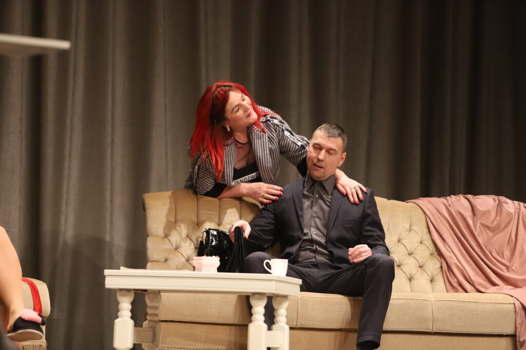 Baibas Jukņēvičas izrāde "Par diviem zaķiem un pelēm uz galda”, ko rādīja Stradu pagasta amatierteātris "Viesistaba" (režisore Tatjana Ābeltiņa), ieguva I pakāpi (40 punkti).
Autors: Foto: Gatis Bogdanovs