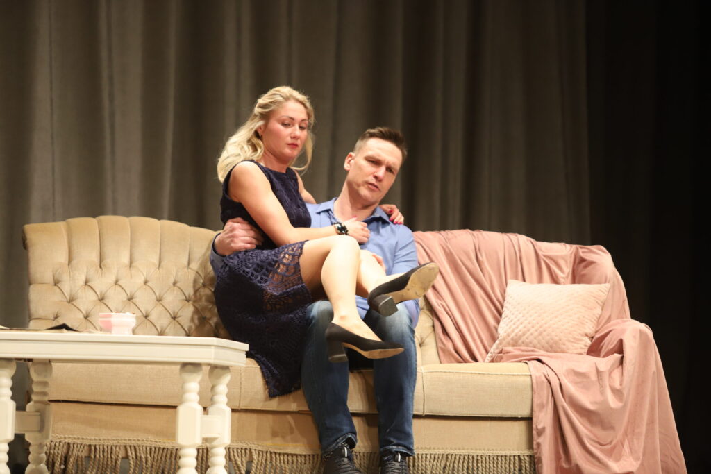 Baibas Jukņēvičas izrāde "Par diviem zaķiem un pelēm uz galda”, ko rādīja Stradu pagasta amatierteātris "Viesistaba" (režisore Tatjana Ābeltiņa), ieguva I pakāpi (40 punkti).
Autors: Foto: Gatis Bogdanovs