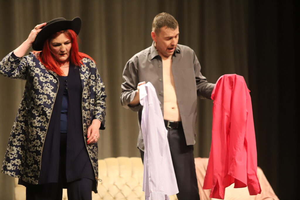 Baibas Jukņēvičas izrāde "Par diviem zaķiem un pelēm uz galda”, ko rādīja Stradu pagasta amatierteātris "Viesistaba" (režisore Tatjana Ābeltiņa), ieguva I pakāpi (40 punkti).
Autors: Foto: Gatis Bogdanovs