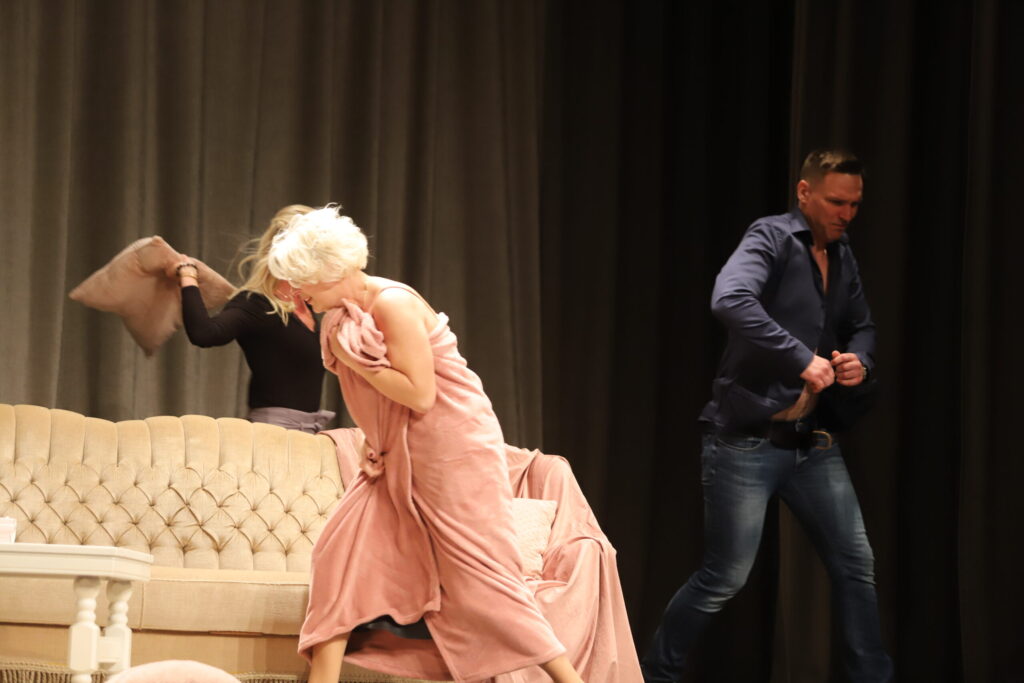 Baibas Jukņēvičas izrāde "Par diviem zaķiem un pelēm uz galda”, ko rādīja Stradu pagasta amatierteātris "Viesistaba" (režisore Tatjana Ābeltiņa), ieguva I pakāpi (40 punkti).
Autors: Foto: Gatis Bogdanovs