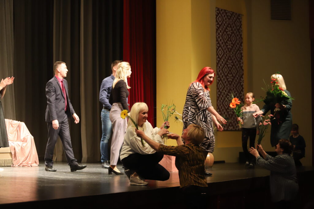 Baibas Jukņēvičas izrāde "Par diviem zaķiem un pelēm uz galda”, ko rādīja Stradu pagasta amatierteātris "Viesistaba" (režisore Tatjana Ābeltiņa), ieguva I pakāpi (40 punkti).
Autors: Foto: Gatis Bogdanovs