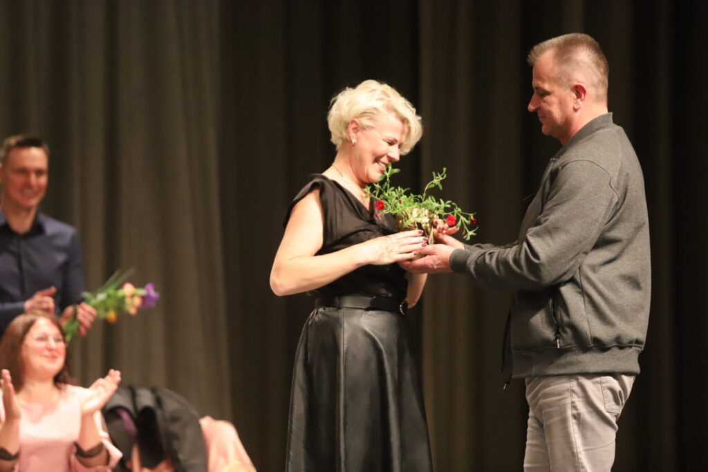 Baibas Jukņēvičas izrāde "Par diviem zaķiem un pelēm uz galda”, ko rādīja Stradu pagasta amatierteātris "Viesistaba" (režisore Tatjana Ābeltiņa), ieguva I pakāpi (40 punkti).
Autors: Foto: Gatis Bogdanovs