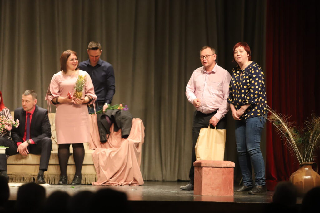 Baibas Jukņēvičas izrāde "Par diviem zaķiem un pelēm uz galda”, ko rādīja Stradu pagasta amatierteātris "Viesistaba" (režisore Tatjana Ābeltiņa), ieguva I pakāpi (40 punkti).
Autors: Foto: Gatis Bogdanovs