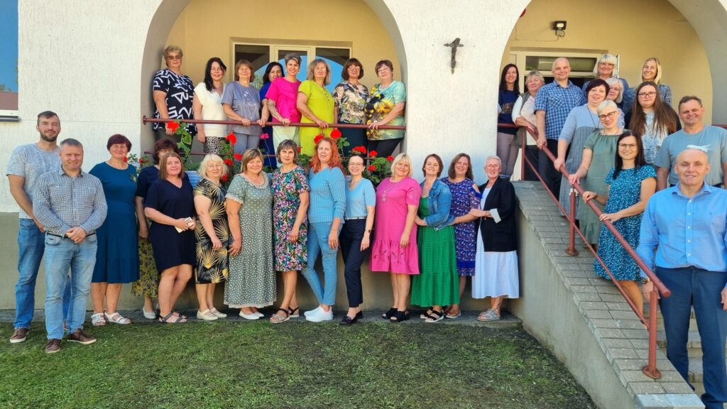 TIKAI puse no visiem Sveķu pamatskolas skolotājiem un darbiniekiem ir šajā attēlā. Kolektīvs teic paldies vecākiem, kuri saviem bērniem ir izvēlējušies tieši šo izglītības iestādi.
Autors:  FOTO: SVEĶU PAMATSKOLA