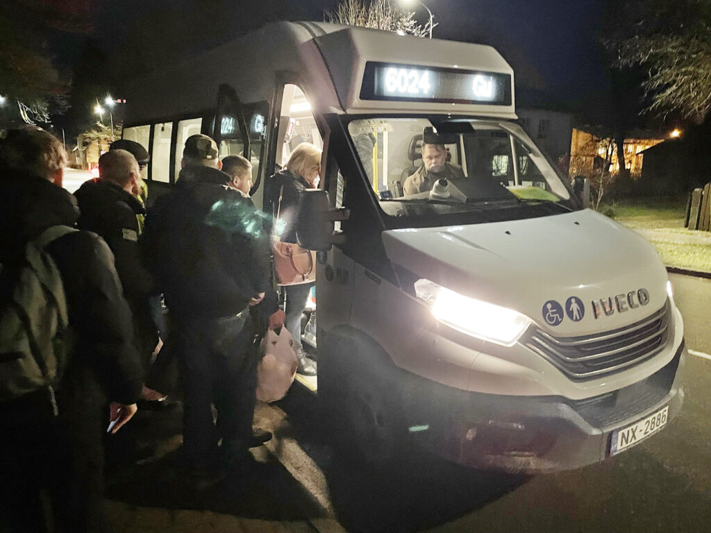 "Gada pārmaiņas". Šķita, ka SIA “Gulbenes autobuss” turpinās pārvadājumus, tomēr ar 1.novembri darbu sāka jauns pārvadātājs - AS “Talsu autotransports”, kuru pasažieri gan slavē, gan kritizē.
Autors: Foto: no "Dzirksteles" arhīva
