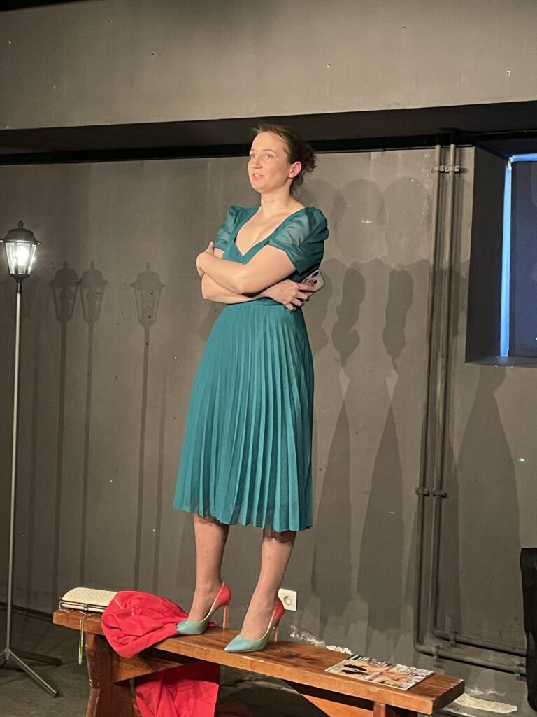 Mihaila Haifeca monoizrāde "Rokenrols uz soliņa” Gulbenes Tautas teātra iestudējumā (režisore Ineta Krastiņa), ieguva I pakāpi (42 punkti). Viena pati uz skatuves 45 minūtes. Gulbenes Tautas teātra aktrise Viola Garā to paveica lieliski. 
Autors: Foto: Diāna Odumiņa