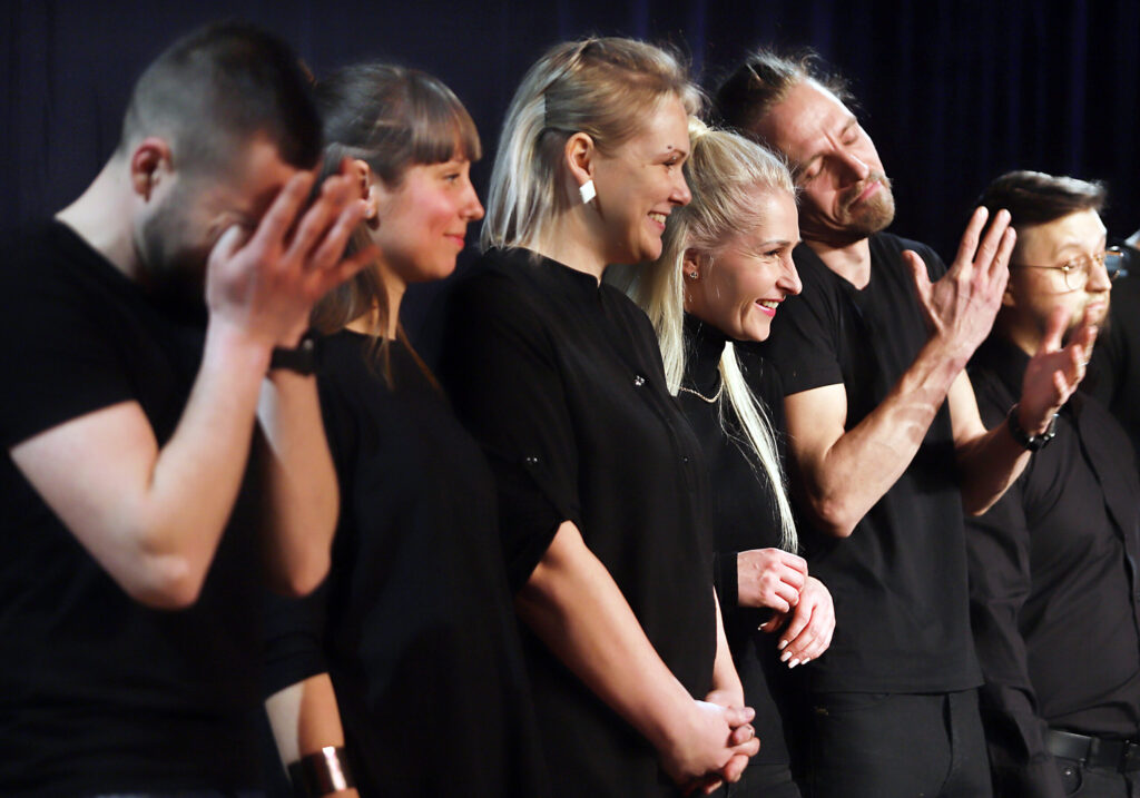 Skatītājiem bija dota iespēja “pasūtīt mūziku” vai, precīzāk, izrādi pēc savām vēlmēm, ko ar lielu entuziasmu centās izpildīt Gulbenes improvizācijas teātra aktieri. No kreisās: Valters Svetlovs, Jūlija Barinska, Ieva Brūniņa, Liena Kazāka, Kristaps Bricis un Armīns Maslovskis. 
Autors: Foto: Gatis Bogdanovs