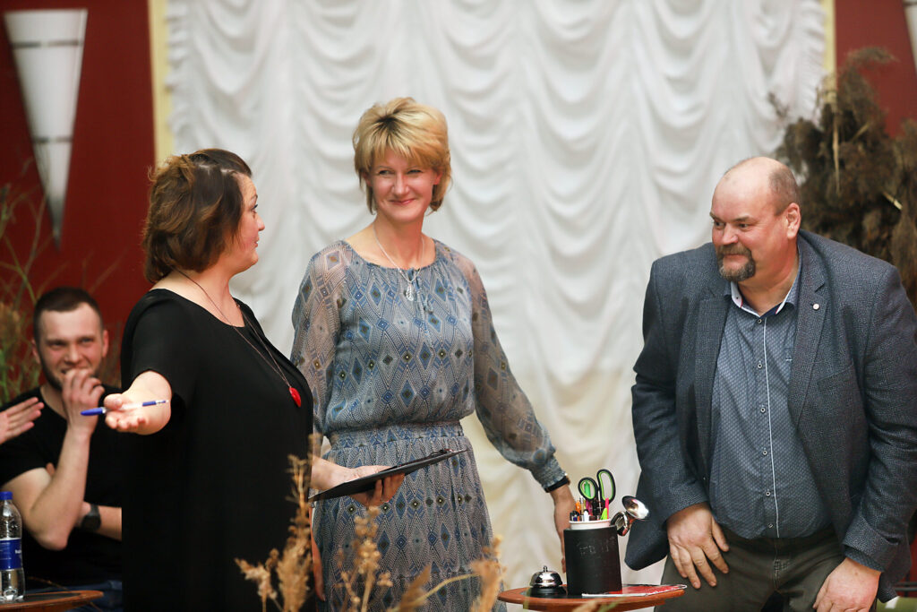 VAKARA VADĪTĀJA ANITA BIRZNIECE (no kreisās) izrādes darbībās iesaistīja arī skatītājus – daukstēniešus Rainu un Modri Karuļus.
Autors: Foto: Gatis Bogdanovs