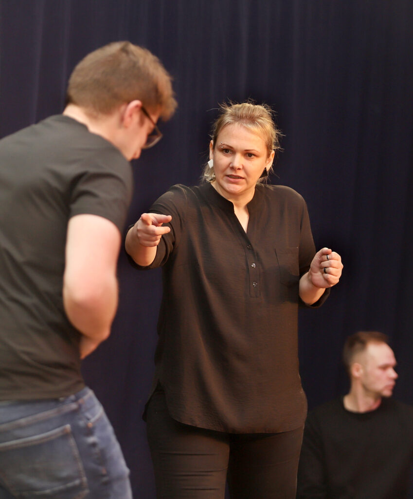 IMPROVIZĀCIJAS teātrī pēc vārda aizkrāsnē nav jālien. Šobrīd diskusijas krustugunīs Ieva Brūniņa un Renārs Biezais.
Autors: Foto: Gatis Bogdanovs