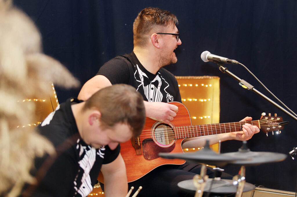 PAR VAKARA muzikālo noformējumu un teātra “uzfrišināšanu” rūpējās Kalnienas ansamblis “Saburzīts, bet solīds”.
Autors: Foto: Gatis Bogdanovs