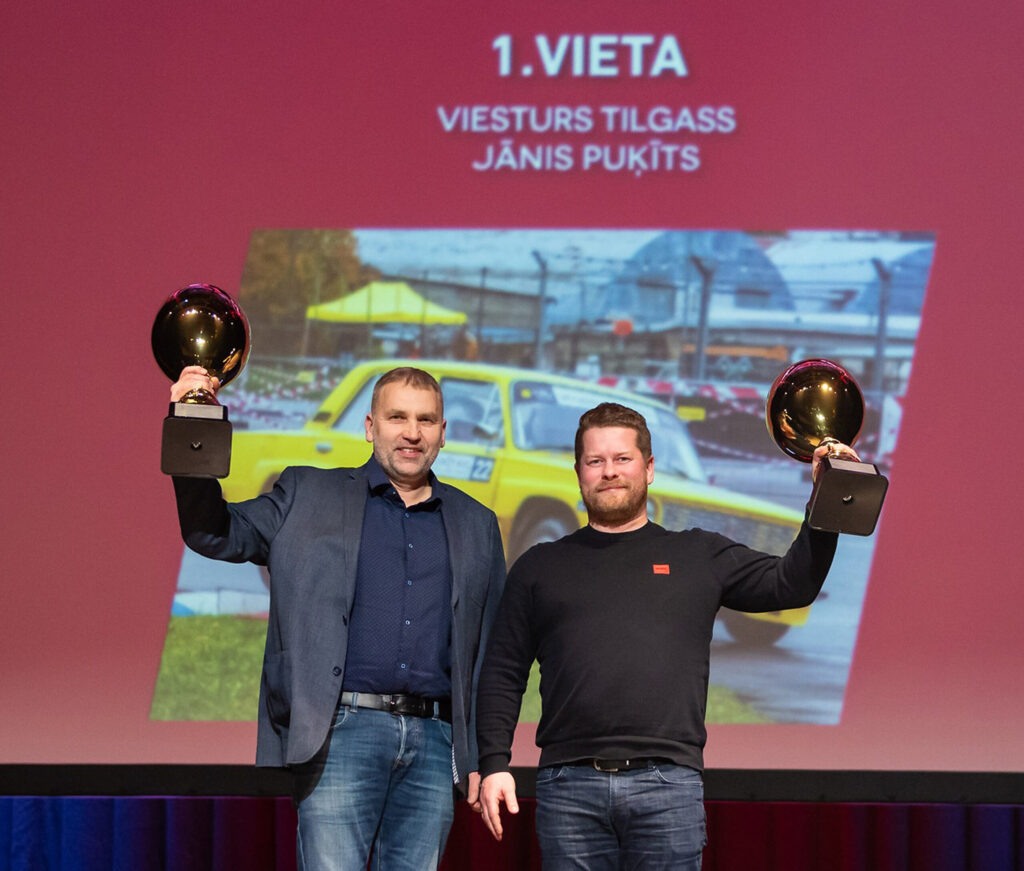 VĒSTURISKĀ rallija kausa “RK 13” grupas 1. vietas laureāti Viesturs Tilgass (no kreisās) un Jānis Puķītis.
Autors: Foto: Raimonds Volonts
