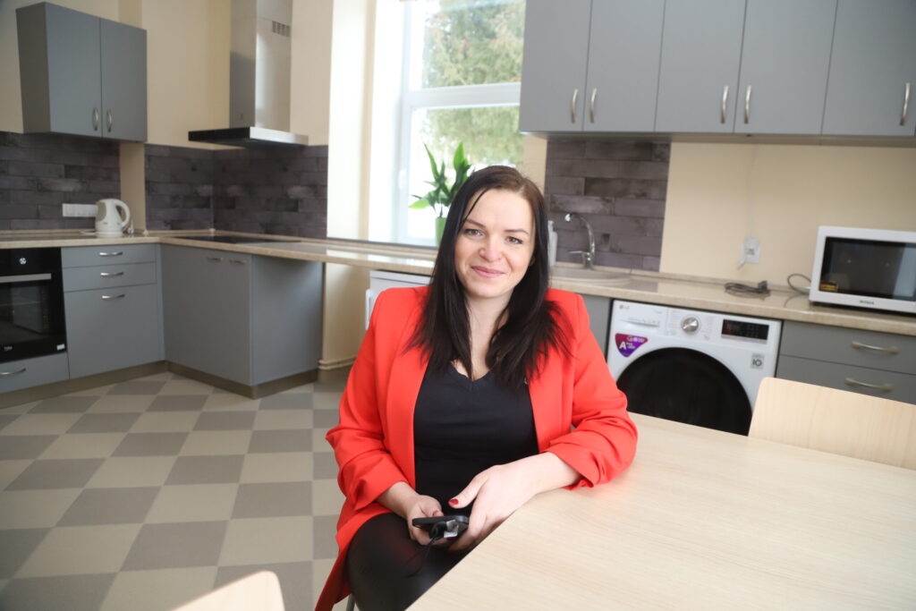 Grupu mājas vadītāja Inese Kindzule “Dzirkstelei” pastāstīja – šeit tiks izmitināti kopumā 16 klienti. Tiks nodrošināta diennakts aprūpe. Tirzas slimnīcai ir vēl otra ieeja – uz doktorātu. Kopumā visa māja ir kļuvusi ļoti skaista. Un kā jaunos iemītniekus vērtē Tirzas pagasta pamatiedzīvotāji? Sākumā taču bija jaušams satraukums. I.Kindzule esot runājusi ar daudziem un pagaidām jutusi tikai saprotošu un iejūtīgu attieksmi.
Autors: Foto: Gatis Bogdanovs