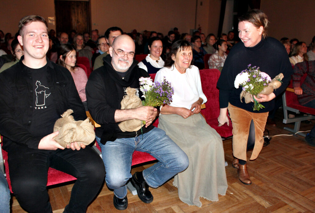 "Gada kadri". Novembrī Tirzas pagastā notika vēsturiskās filmas “Zeme, kas dzied” pirmizrāde. Filmā piedalās arī tirzmalieši, kā arī rijas skati tika uzņemti tieši Tirzā.
Autors: Foto: no "Dzirksteles" arhīva